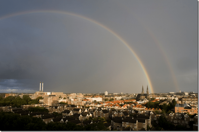 Dubbele regenboog boven panoramaflat Den Haag